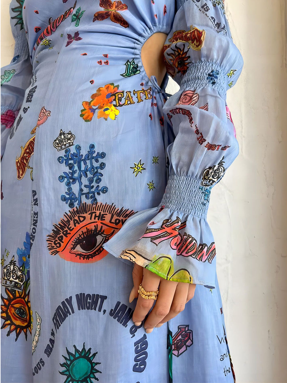 Kurzes Midikleid mit Graffiti-Laternenausschnitt und Ausschnitt