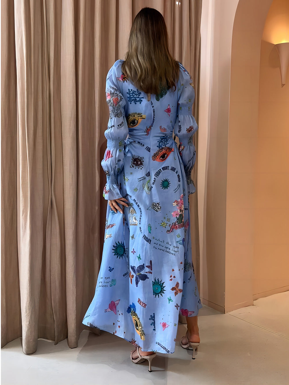 Kurzes Midikleid mit Graffiti-Laternenausschnitt und Ausschnitt