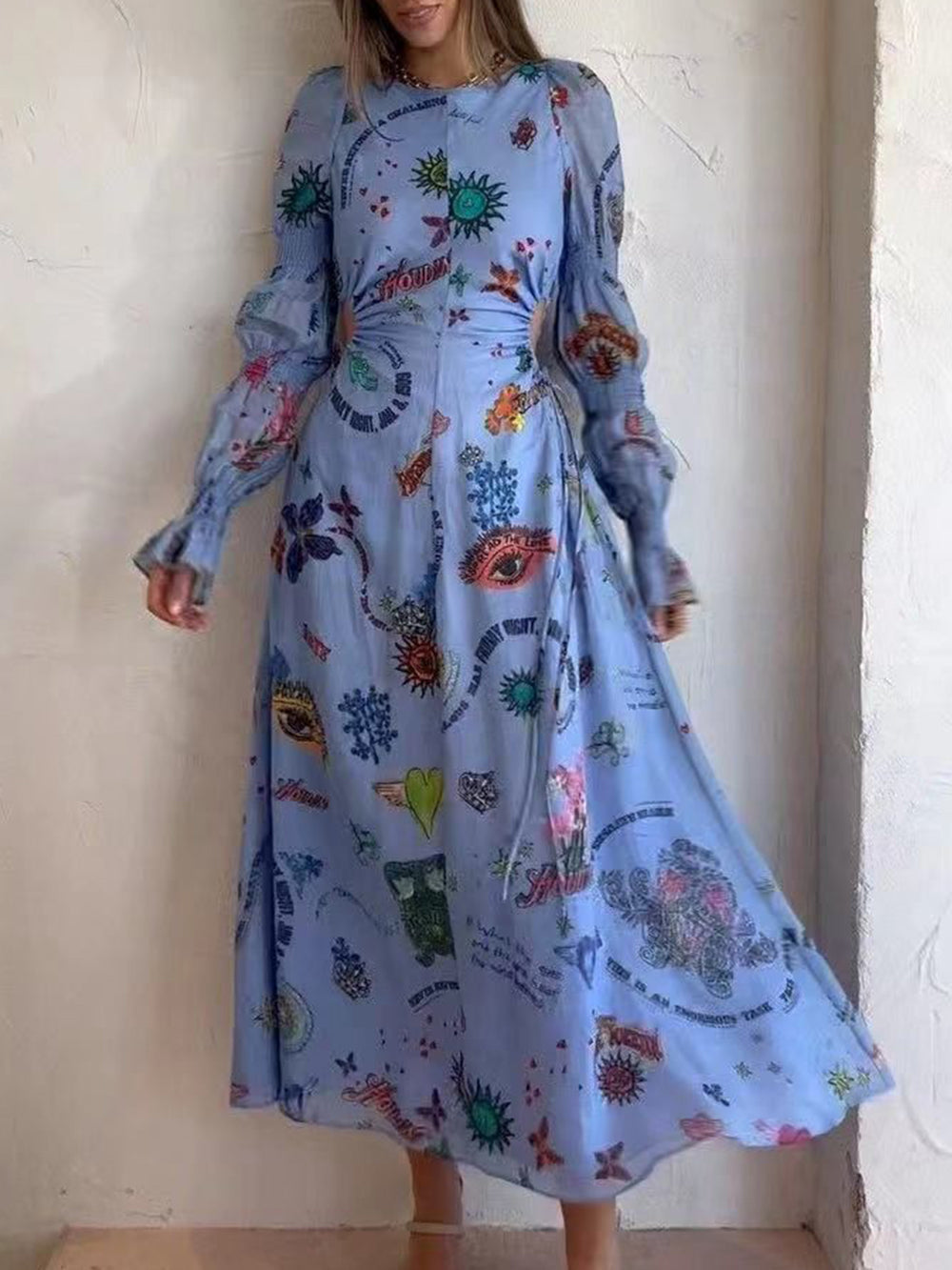 Kurzes Midikleid mit Graffiti-Laternenausschnitt und Ausschnitt