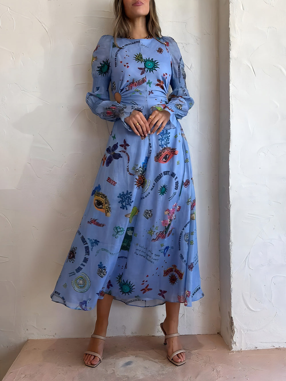 Kurzes Midikleid mit Graffiti-Laternenausschnitt und Ausschnitt